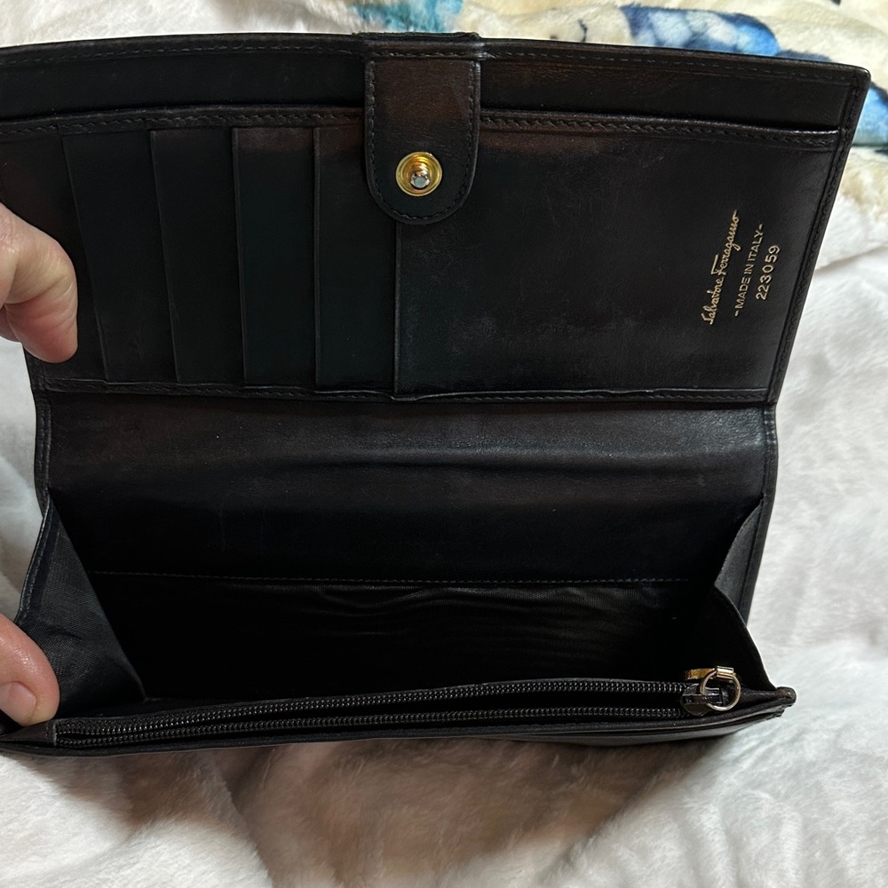 🩷Salvatore Ferragamo Black Leather Wallet with Gold Accent - Picture 3 of 4